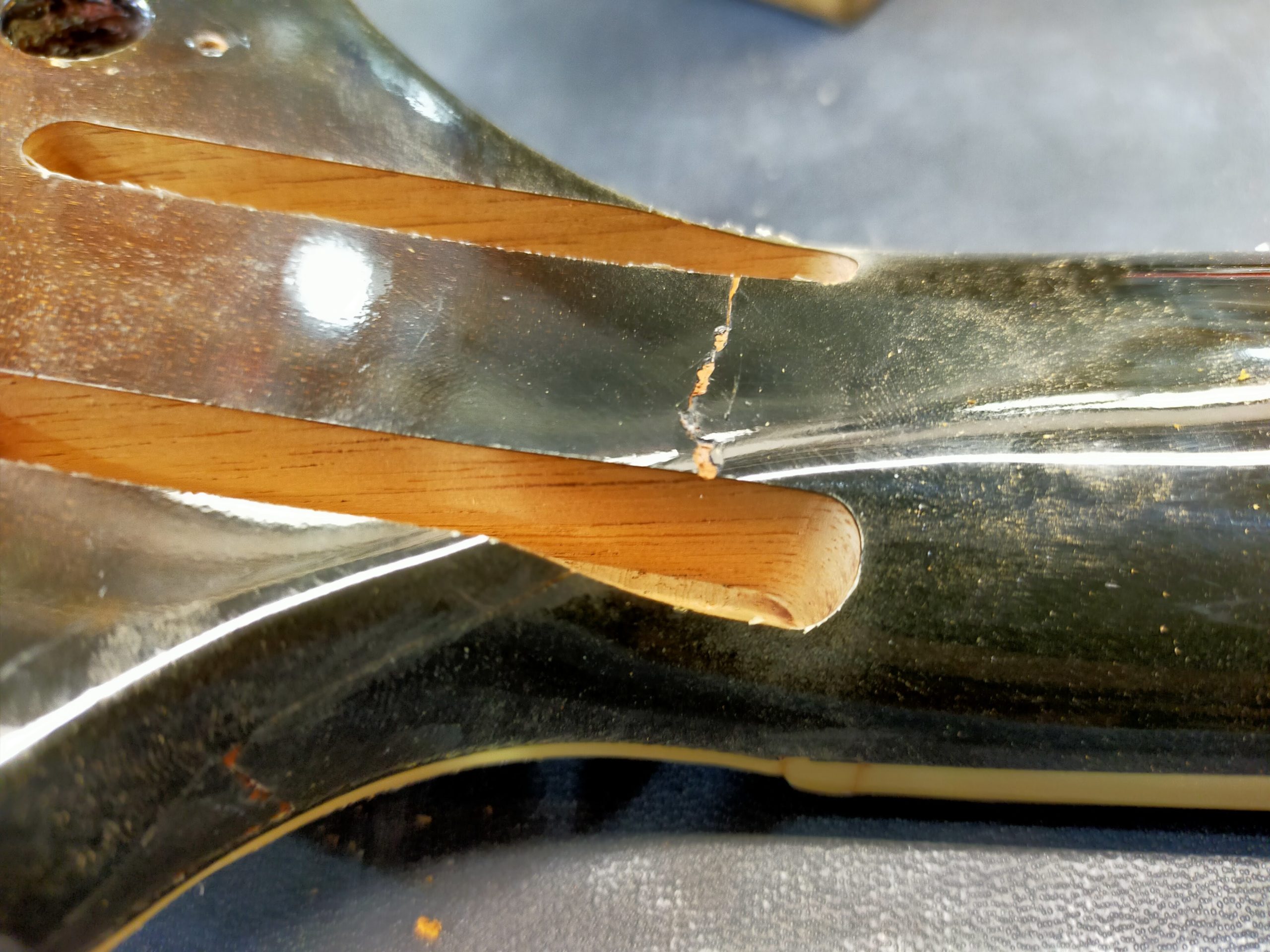 補強材用の溝を掘ったネック