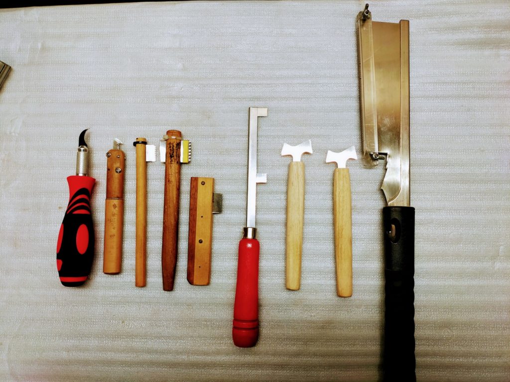 ギター修理で使用するフレット溝切り用専用工具。指板修正やフレット交換時に溝の幅と深さを調整するためのミニノコギリ。