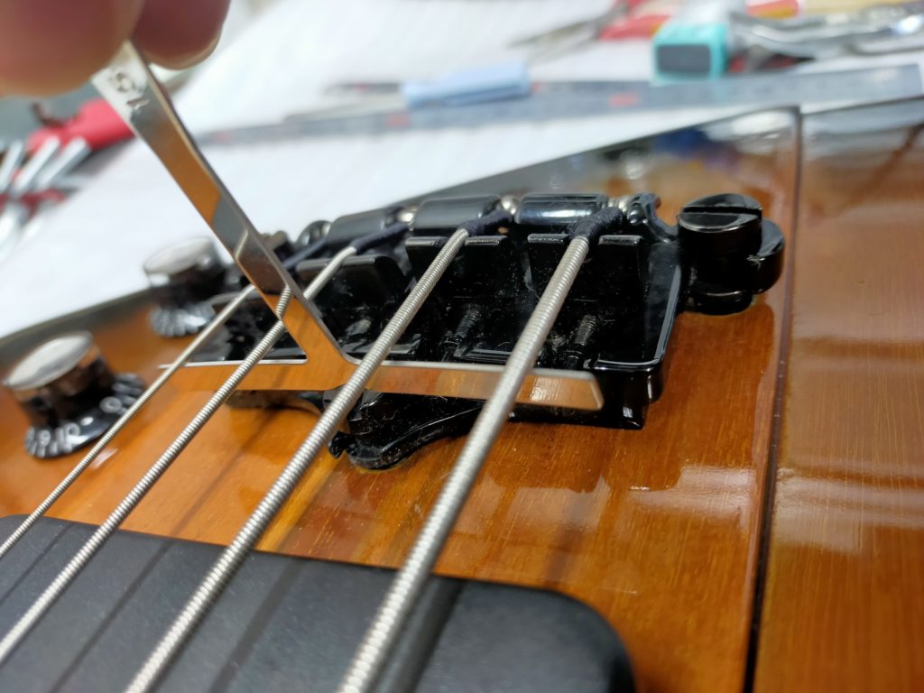 Gibson Thunderbird ブリッジサドル状態確認