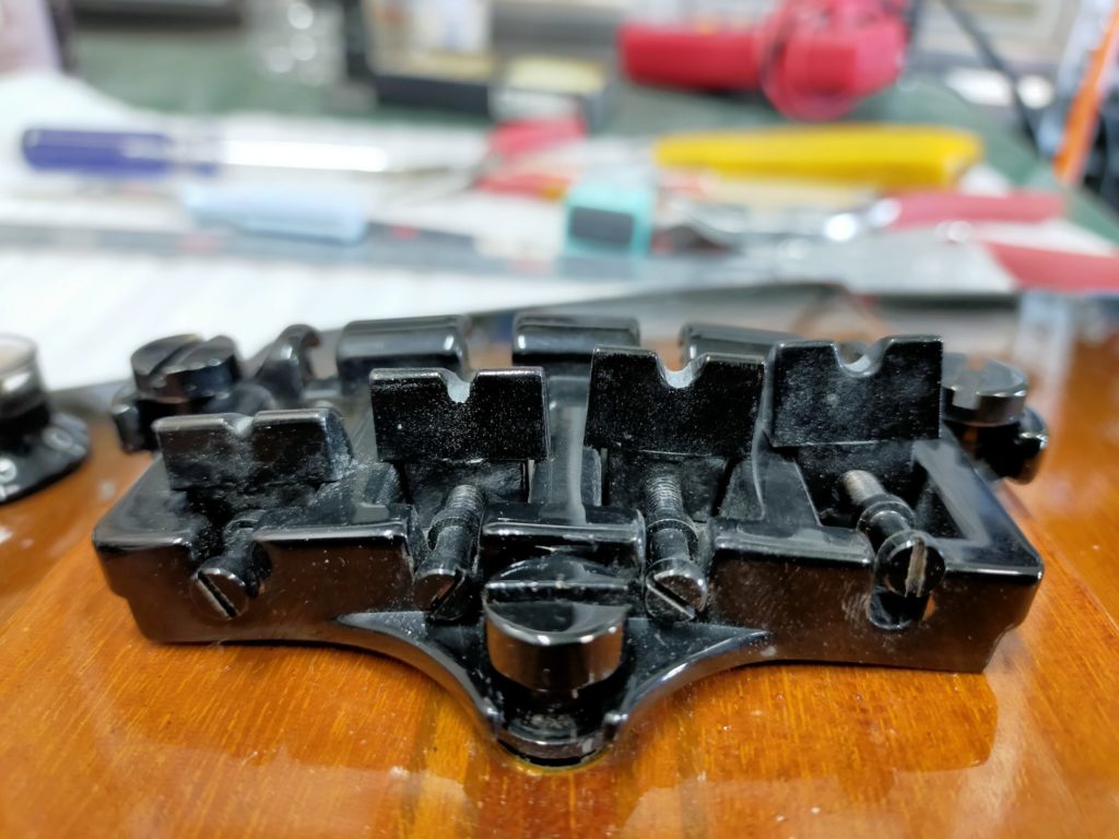 Gibson Thunderbird サドル加工