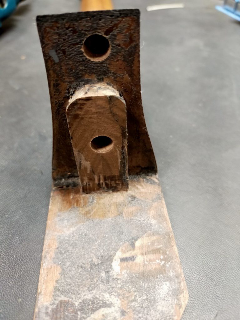 Ovation Super Adamas ネックジョイント穴